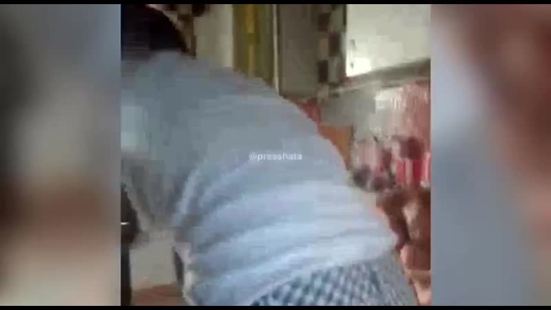 Пьяная многодетная мать из небольшого села в амурской области «воспитывает» годовалую дочь