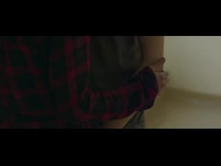 Tatiana maslany two lovers and a bear 2016 shatenka trahaetsja na stole sex scene eroticheskaja stsena iz filma siski golaja