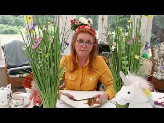 Sarah ferguson reading big smelly bear by britta teckentrup