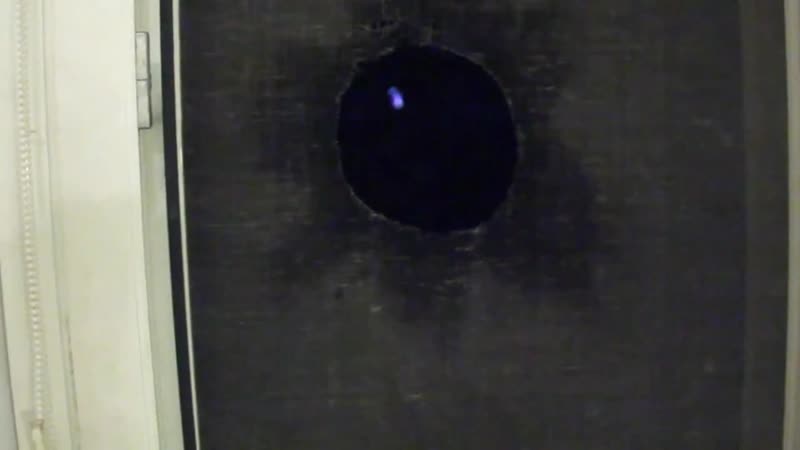 Шаровая молния залетела через москитную сетку