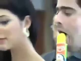 Flirting using ice pop, be a man enough to finish what you started 😂 🤣