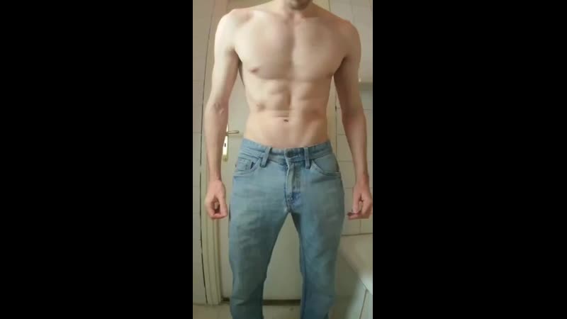 Достал из штанов огромный член