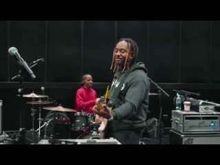 Ty dolla $ign исполняет трек nirvana «smells like teen spirit» на гитаре