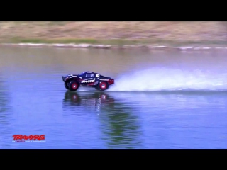 Slash 4x4 hydroplane jump on water!