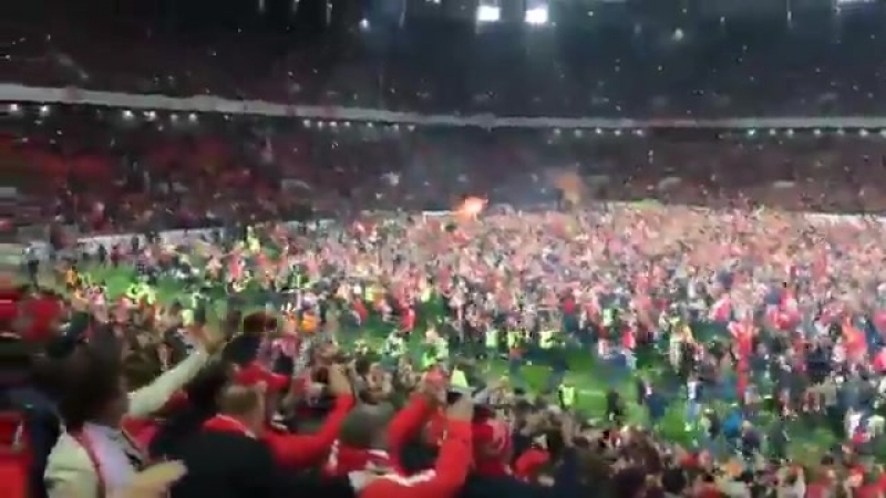 Болельщики спартака выбежали на поле праздновать чемпионство [ ]