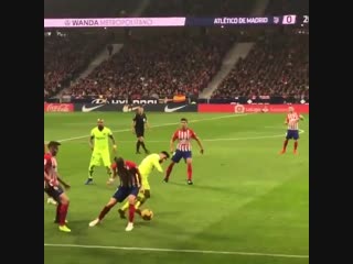 Blueg never seen someone control the ball between someones legs like this ( slowmo )