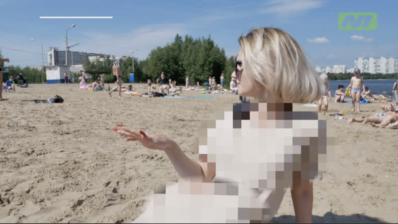 Варя без купальника на пляже
