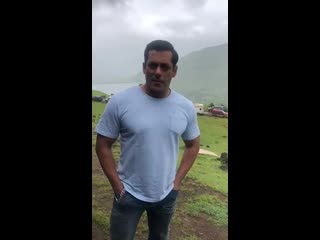 Please vote for my friends and favourite musicians dimitri vegas like mike’ as 1 artistgroup as your 1 dj