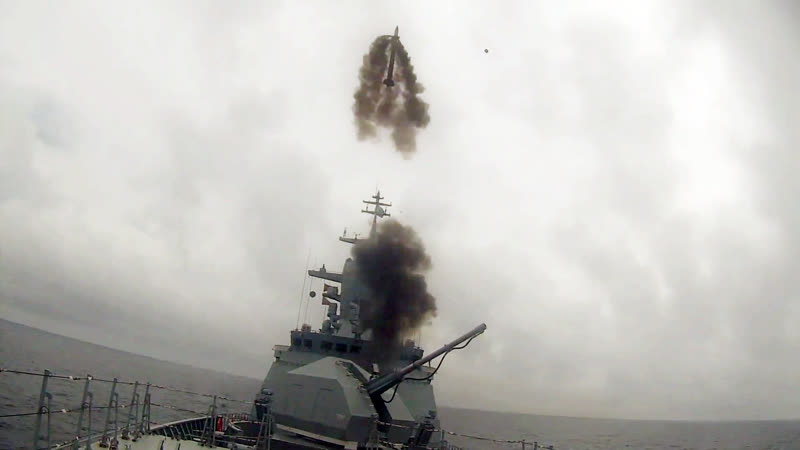 Ракетные и артиллерийские стрельбы корвета громкий в японском море