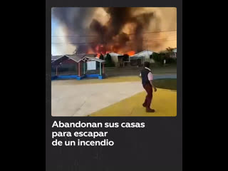 Escapan de sus hogares para salvarse de un incendio forestal en chile