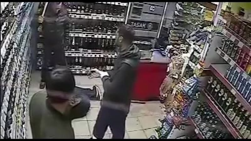 Нападение мужчины с битой на парня, в которого он ранее стрелял из травмата