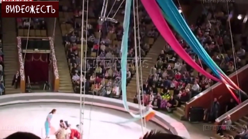 Воздушная гимнастка сорвалась во время трюка © видеожесть