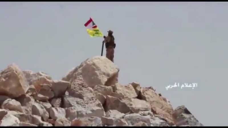 Флаги ливана и "хезболлы" устанавливаются близ арсаля