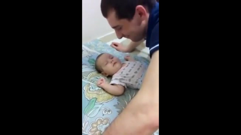 Папа может!!! вот как нужно убаюкивать малыша!~мамины заметки~