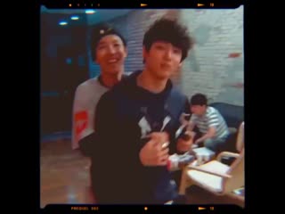 Ему нравится согревать чимина в своей куртке, обнимая; любит обниматься с чонгуком по утра mp4