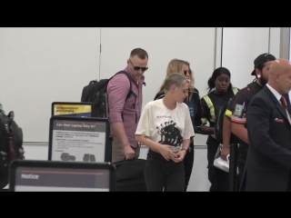 Kristen stewart and stella maxwell at lax airport (29/06)
