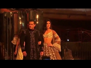 Watch @beingsalmankhan and katrinakaif make a royal entry at @manishmalhotras fashion show mp4