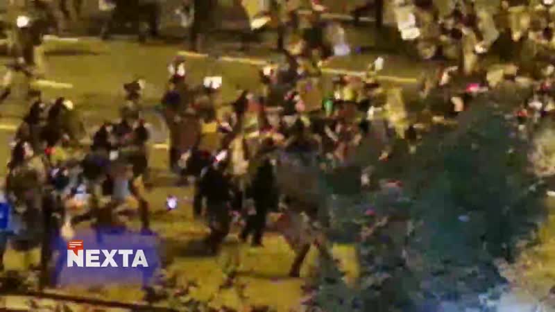 Бьют porn video – Огромной толпой беларусские силовики бьют одного