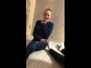 Лера смеется и икает