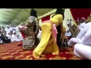 Muslim women in niqabs twerking in front of h mp4