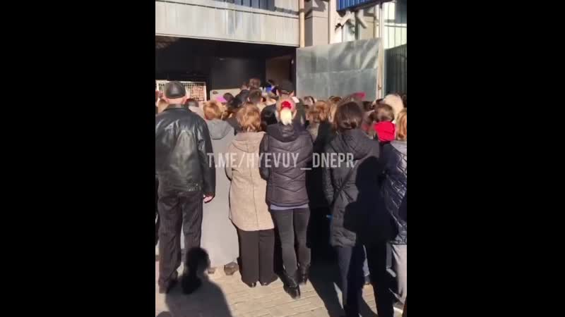 Пока зеля дает прессуху народ ломится в секонд хенды