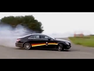 Mercedes валит боком