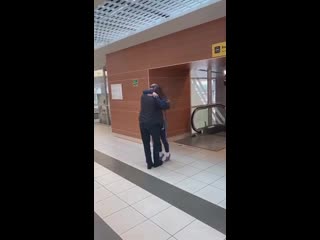 Трогательная сцена встречи отца и дочери