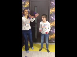 Продолжаем учить жонглирование 3 и 2 мячиками )