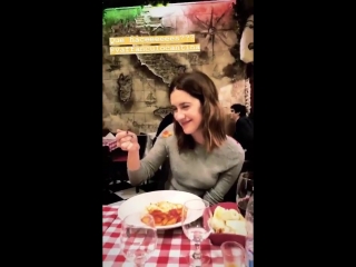 Ig stories violettos in a restaurant