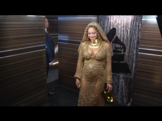 Beyoncé backstage (59th grammys)