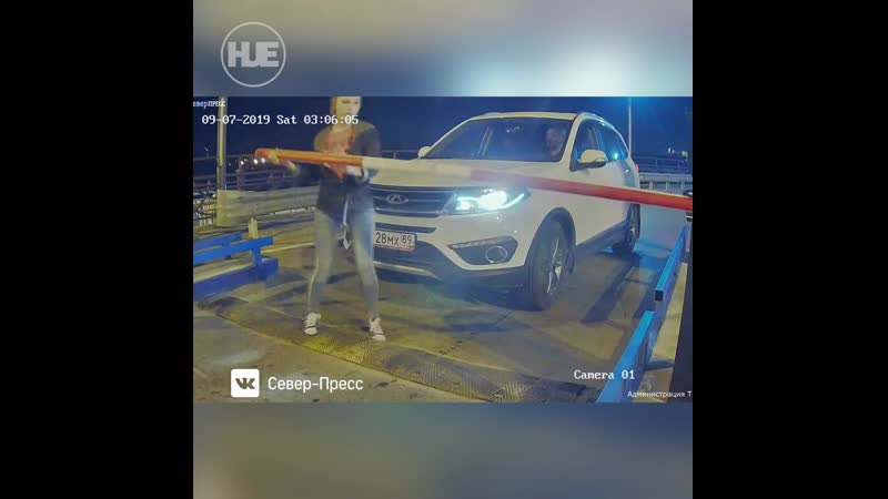 Жительница тюмени вступила в поединок со шлагбаумом на паркое