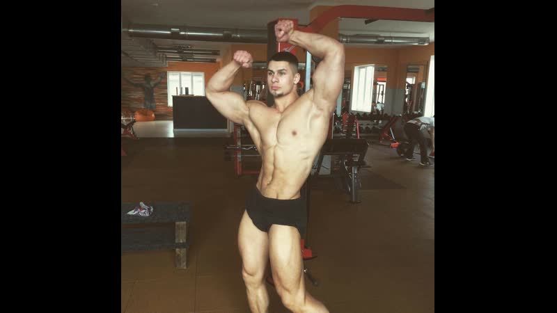 Дрочит юноша под душем хуем свой рельеф он сушит