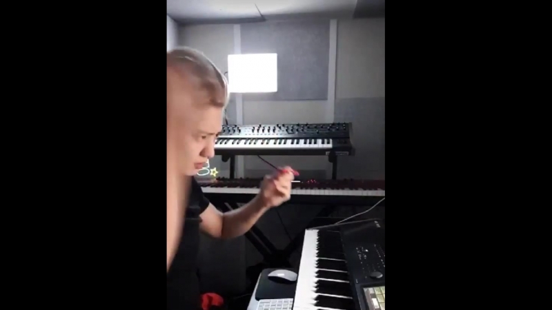 Чанёль делает прическу