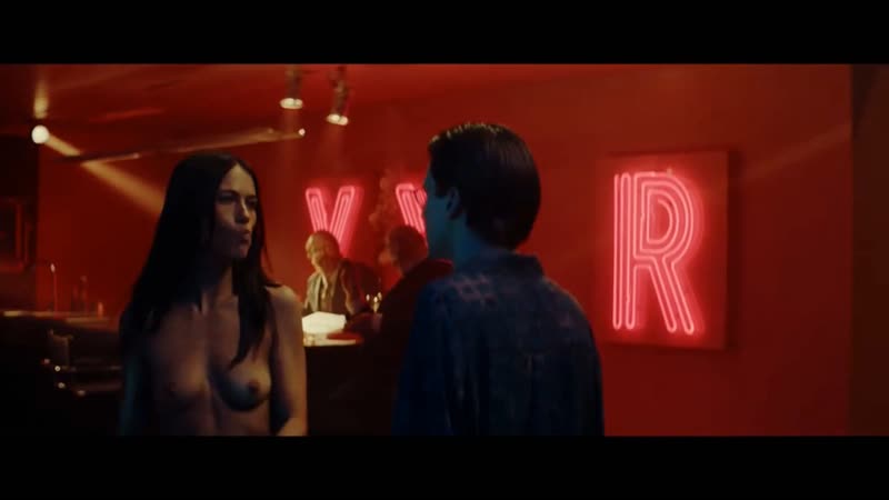 Cmnf, голая среди одетых – голая девушка заходит в комнату к трём одетым мужчинам, чтобы взять кусочек пиццы