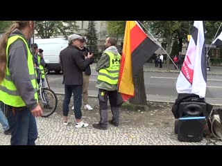 09 10 2020 deutschlandfrage ⚫⚪🔴 und gelbe westen berlin💛 vor der russischen botschaft