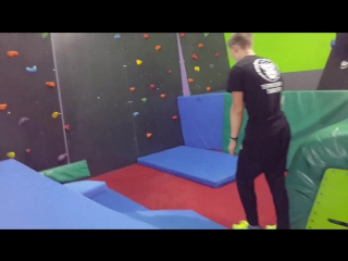 Two step wallflip (на полу)