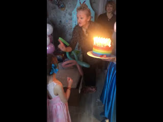 Эльза выносит тортик 🎂