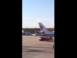 Airbus a330 300 загорелся в аэропорту пекина