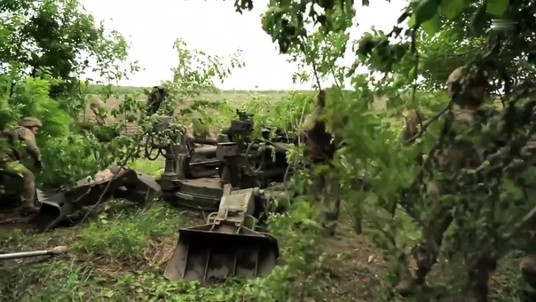 Украинцы уничтожили московитский танк прямым попаданием снаряда из британской гаубицы м777