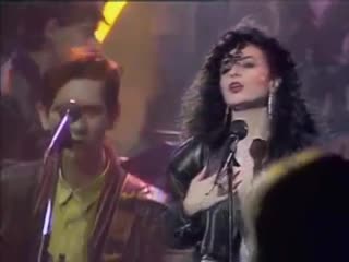 Alaska y dinarama hacia el abismo