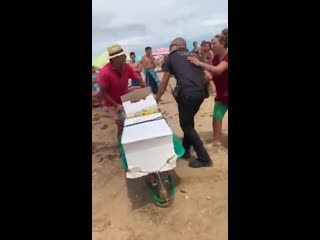 Spanien strassenverkäufer sticht an strand auf polizisten ein