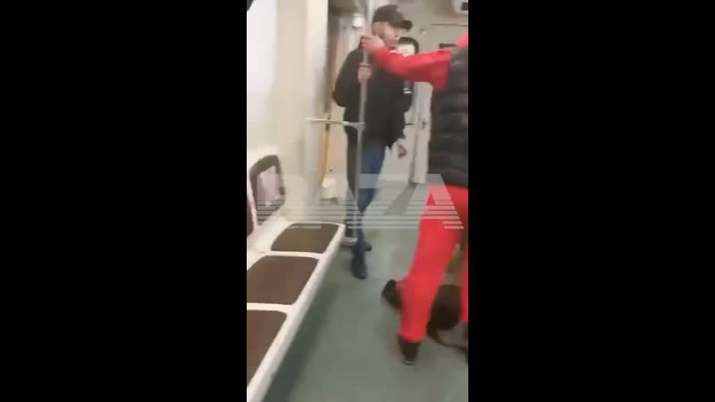 Уроженцы дагестана избивают парня в метро за то, что тот заступился за девушку
