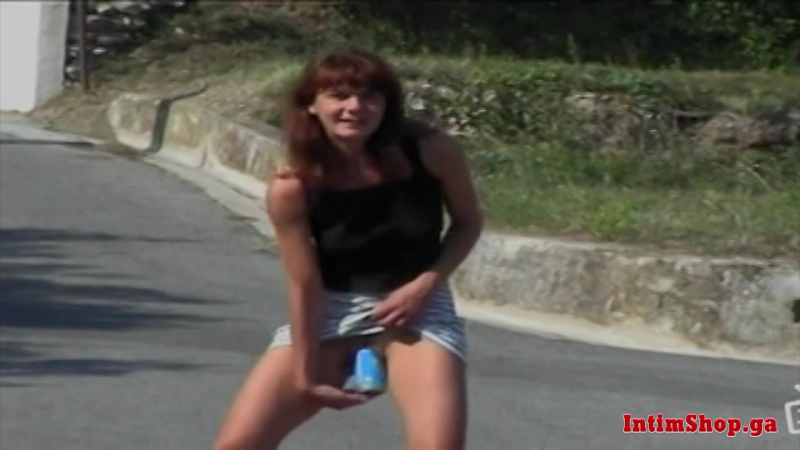 Достала банку из пизды