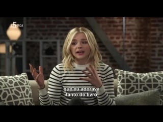 Chloe moretz respondendo os fãs no painel da comic con experience