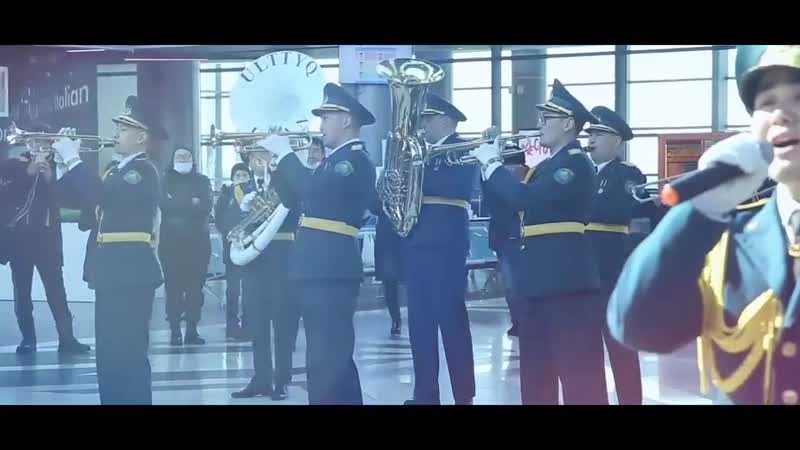 Необычное поздравление с 8 марта на вокзале "нурлы жол" в казахстане сняли на видео