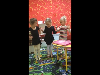 В перерыве перед английским девченки показывают то, чем занимались на танцах😃