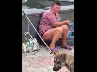 Бомжиха без трусов