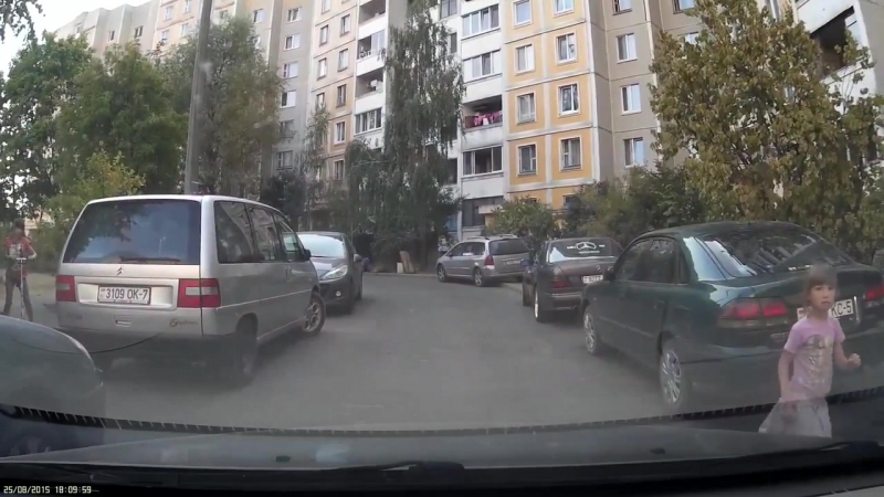 Девочка выбежала на дворовой проезд