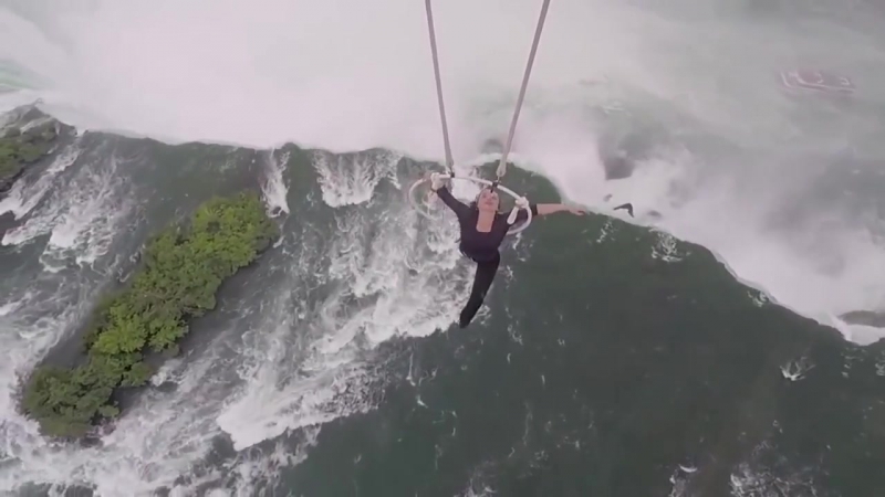 Sls бесстрашная акробатка повисла на носках над ниагарским водопадом и сделала шпага