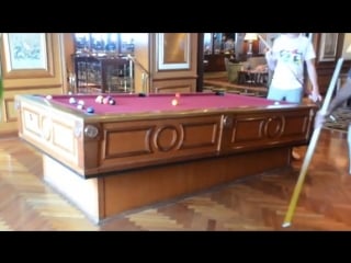 Gyroscopic self leveling pool table